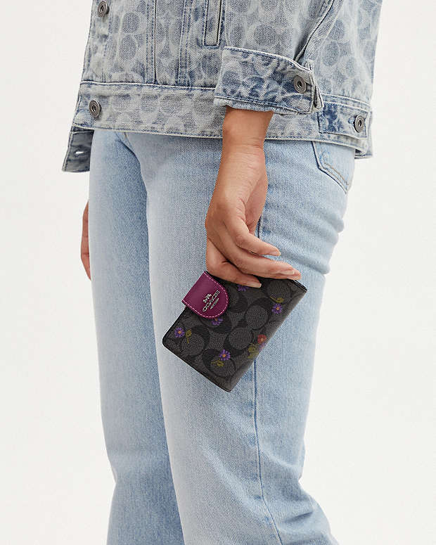 Coach Signature Floral Wallet selling